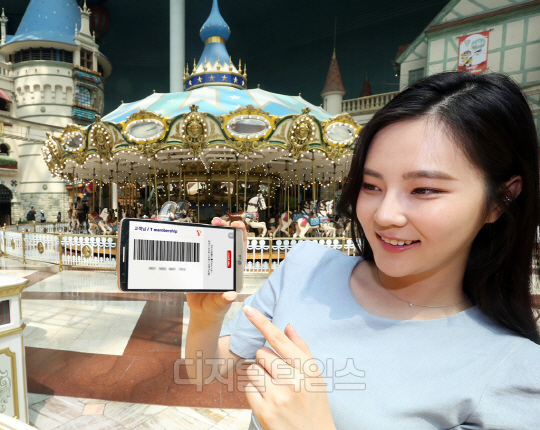 SK텔레콤(대표 장동현)은 'T멤버십' 전면 개편을 기념해 편의점과 놀이공원, 음식점 등 지정 제휴처에서 데이터와 11번가 쇼핑 포인트를 2배로 적립하는 프로모션을 6월 한달 동안 실시한다고 31일 밝혔다. 회사는 최근 T멤버십 이용 시 결제금액 5000원 당 최대 50MB 데이터 적립, T멤버십 할인금액의 100%만큼 11번가 쇼핑 포인트 추가 적립 등 혜택을 강화했다. 프로모션 기간에는 혜택을 2배로 늘려, 제휴처 이용 시 결제금액 500원 당 최대 100MB 데이터와 할인금액 200% 상당의 11번가 쇼핑포인트 적립 혜택을 받을 수 있다. 이날 서울시 잠실동 롯데월드에서 회사 모델이 서비스를 소개하고 있다. <SK텔레콤 제공>